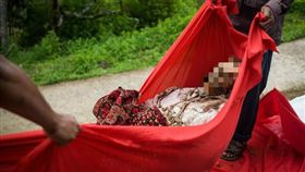 屍體,習俗,出土,棺木,文化,托拉查,馬聶聶,印尼,親人,下葬,埋葬(http://www.mirror.co.uk/news/weird-news/villagers-dig-up-bodies-dead-8796335)