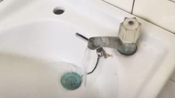 影／水龍頭傳哭聲　網友嚇到快閃尿