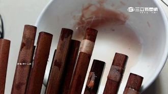 為求環保改買木筷　竟「血染」洗手台