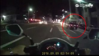 酒駕遇檢逆向撞婦　警開3槍射胎逮人