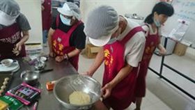 愛心,月餅,公家機關,道德,憨兒,屏東,啟智,社工,社福,長官,認購－翻攝自李姓社工臉書