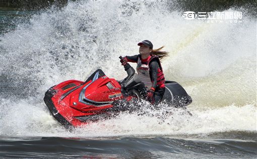 正妹飆水上摩托車。（記者邱榮吉/攝影）