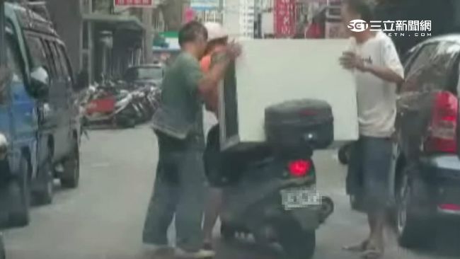 大街喬半天　1.5噸冷氣竟用機車載