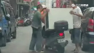 大街喬半天　1.5噸冷氣竟用機車載