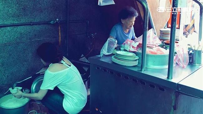 不捨米粉湯阿婆辛勞　她直接捲袖幫忙
