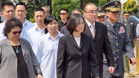 陸軍漢光演習預演戰車翻覆4名殉職官兵11日在高雄聯合公祭，總統蔡英文（前）由高市長陳菊（2排左）、國防部長馮世寬（2排右2）等陪同到場弔唁。（圖／中央社記者程啟峰高雄攝）