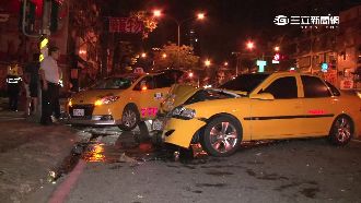 砰！2輛計程車對撞　7人受傷送醫