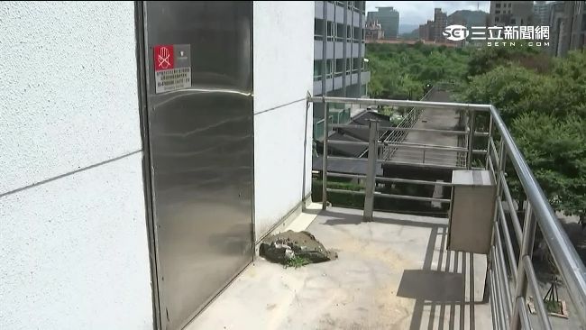 看電影誤闖安全門　女受困門外露台