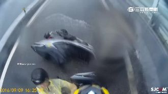 機車飆過積水路段　騎士如打水漂摔飛