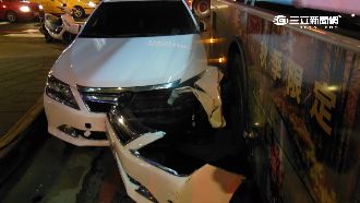 後照鏡死角看不到　公車猛撞小轎車