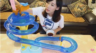 仿流水素麵！涼麵滑水道好吃又好玩