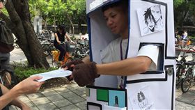 開學季宿舍外發放情趣用品傳單/翻攝自迪卡https://www.dcard.tw/f/funny/p/224731356