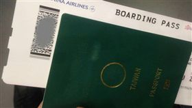 網友將護照封面字樣磨掉。（圖／翻攝自台灣國護照貼紙 Taiwan Passport Sticker）