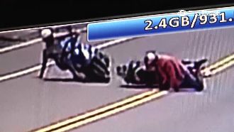 學生見車禍幫忙被酸太兇　遭安全帽砸