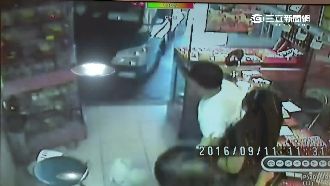 恍神？中秋「宅配超忙」　失控撞銀樓