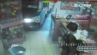 「黑貓」撞進銀樓　毀3車路人驚逃