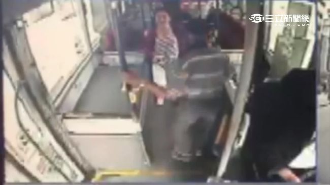 「下車鈴」晚按　乘客槓司機怒互告