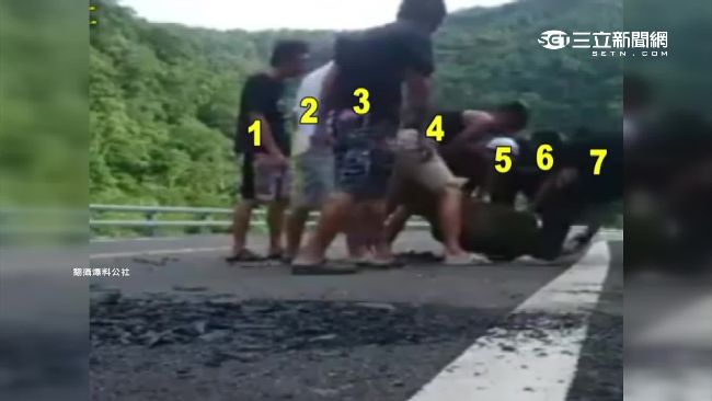 大石擋路見熱心　7人停下車合力移開