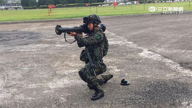 女總統視察　女兵成部隊展示主力