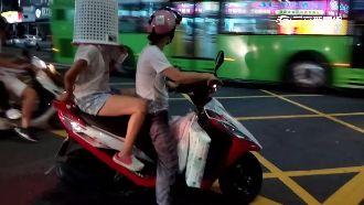 超狂安全帽！　洗衣籃戴頭頂狂飆回家