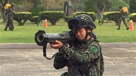 女兵童玉綺，手持沉重的火箭彈(圖/中央社)