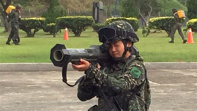 小英慰勉部隊　女兵持火箭彈成嬌點