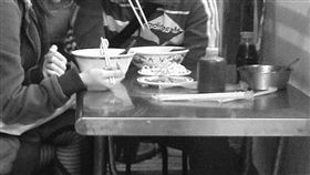 吃麵https://www.flickr.com/photos/changyisheng/6411629933/in/photolist-aLzhcF-3BgazM-djSGX2-erHqyw-e22NCD-7LB5LJ-e21Xdb-jXSBDX-fSbdY6-jXQ7WF-ofpy5a-kuf6Db-e1avUG-7Lx6zz-qDi2GK-brvdxB-fBndKn-ou6MGc-nB1Q68-jXWyx8-jXYABU-etYYDL-GBFA6T-FGiH8t-8TDK8w-bX4WFH-ez8nRM-jXPVm6-67BQuq-jXQtJv-zWdvh9-9pWn6h-csDK83-fBBxcw-vBhWK3-3j2UKc-88ZqWB-pf9uyP-8iLPDe-jXXok2-cergMj-skbUvm-jXWL28-gJx1ZX-5Yw7r2-enRJKi-fBnd8x-hoYo6V-qtoabf-fBBxg3