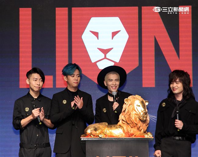 「獅子合唱團」蕭敬騰親自打造充滿爆發力全新專輯正式發行。（記者邱榮吉/攝影）