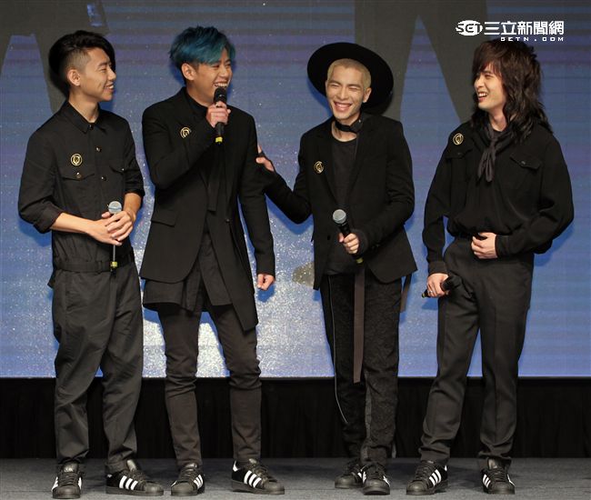 「獅子合唱團」蕭敬騰親自打造充滿爆發力全新專輯正式發行。（記者邱榮吉/攝影）