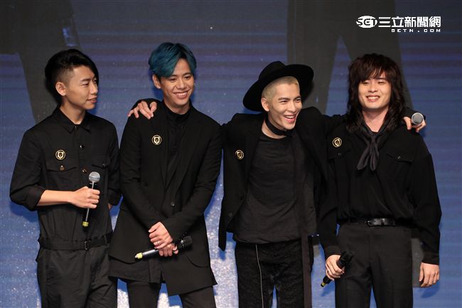 「獅子合唱團」蕭敬騰親自打造充滿爆發力全新專輯正式發行。（記者邱榮吉/攝影）