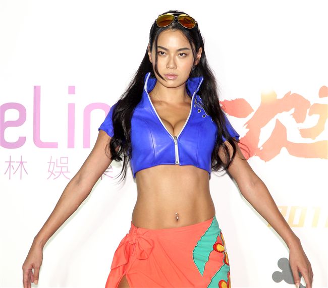 王麗雅COSPLAY（航海王）妮可羅賓性感招牌手勢吸睛。（記者邱榮吉/攝影）