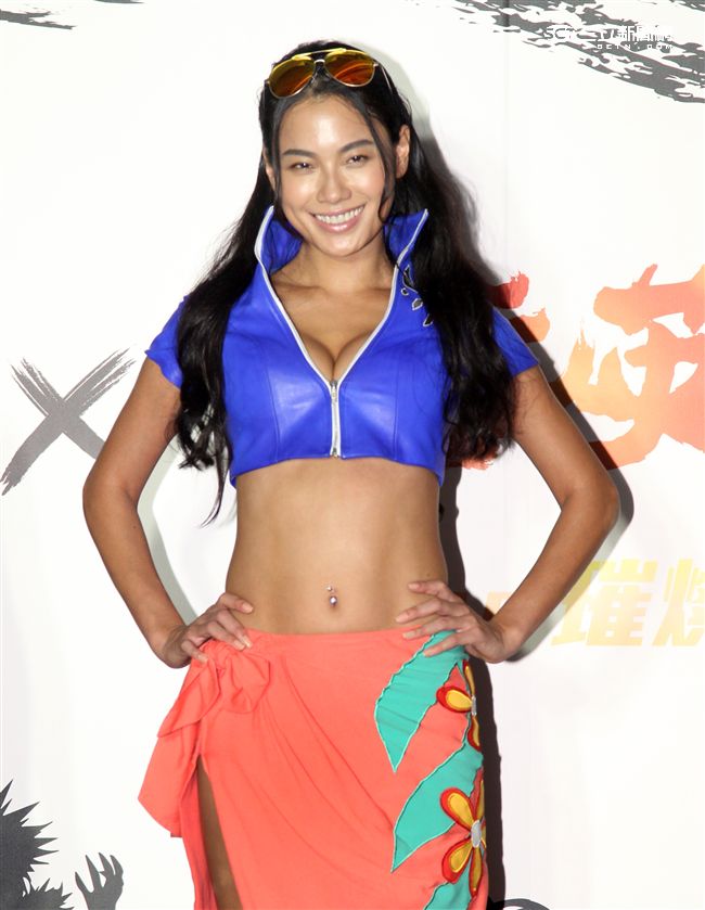 王麗雅COSPLAY（航海王）妮可羅賓性感招牌手勢吸睛。（記者邱榮吉/攝影）