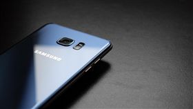 Samsung Galaxy Note 7 
https://www.flickr.com/photos/thebetterday4u/28788393794/in/photolist-bo4fNr-bsarEM-oA1D8m-LPehka-LLbbS1-KSi1pH-LPehfv-LPehbT-LPeh6n-KSi1bB-LLbbDf-LPeh4Z-LLbbvE-LPegXr-KShZTT-LPegR4-LLbbny-LPegLV-LLbbcd-LPegFV-LLbb1b-LPegAV-LPegtv-KShZ9B-KShYSz-KRW3v9-LG3xXH-LL3wkW-KRW3pY-LL3w9J-LL3w1s-LP6RM6-LG3xFF-LL3vN3-LP6Rzc-LP6Rok-LP6RkV-LP6RdF-LP6R78-LG3x2V-LP6QVX-LG3wRp-LP6QNT-LG3wHP-LP6QHn-LG3wzc-LP6QwF-LP6QmR-KuVLS1-JRuVLL