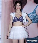 性感正妹爆乳秀D奶。（記者邱榮吉/攝影）