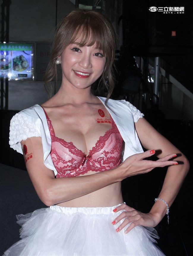 性感正妹爆乳秀D奶。（記者邱榮吉/攝影）