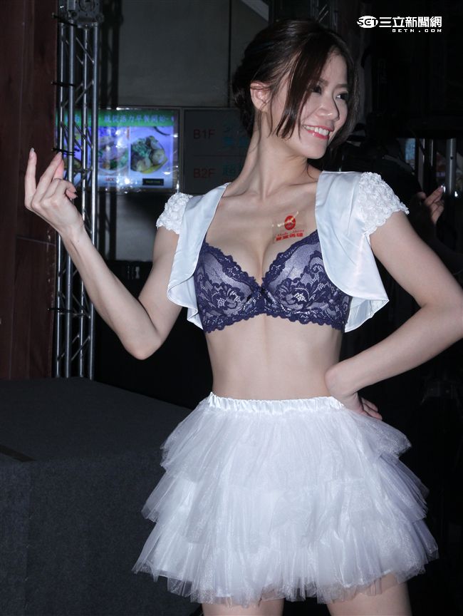 性感正妹爆乳秀D奶。（記者邱榮吉/攝影）