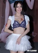 性感正妹爆乳秀D奶。（記者邱榮吉/攝影）