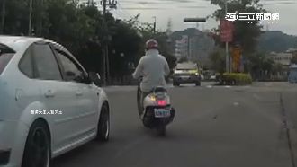 機車跨車道突左轉　轎車急剎兩童驚哭