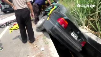 男載阿公看病返家　車摔排水溝又送醫