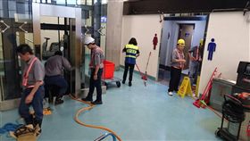 桃機女廁水管爆裂（圖／中央社）