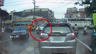 轎車未注意行人急左轉　婦人遭撞飛