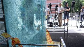 不當黨產委員會玻璃碎裂（圖／記者林敬旻攝）