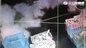 淡水中山路的豬肉攤疑生意太好遭潑紅漆示警（翻攝畫面）