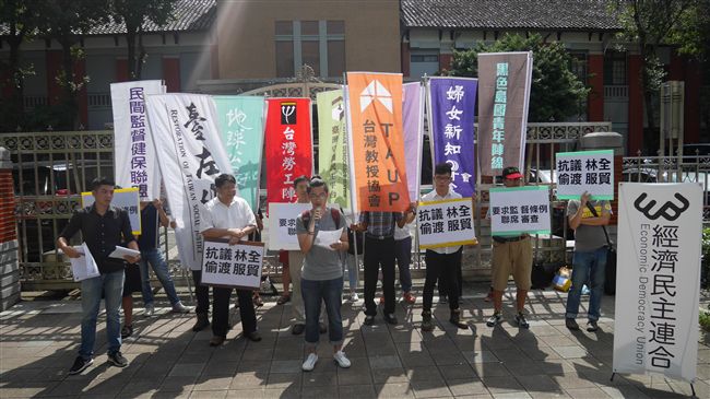 參與太陽花團體　抗議林全偷渡服貿