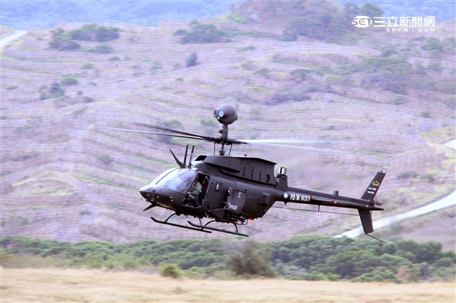 陸軍航特部OH-58D戰搜直升機搭配阿帕契直升機的「獵殺組合」，AHIP負責鎖定目標，阿帕契則從訊號得到目標發射飛彈，摧毀目標。。（記者邱榮吉/攝影）