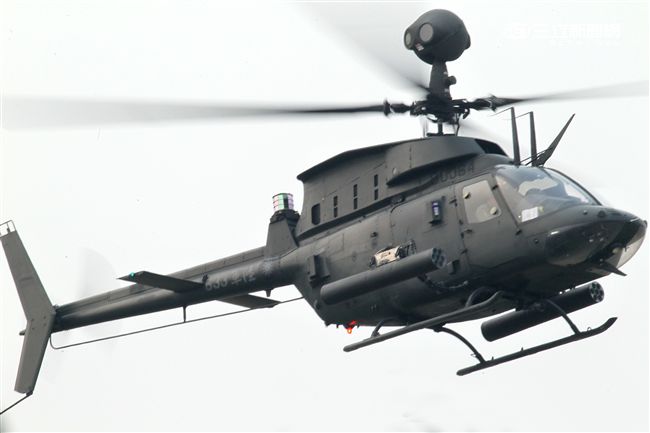 陸軍航特部OH-58D戰搜直升機搭配阿帕契直升機的「獵殺組合」，AHIP負責鎖定目標，阿帕契則從訊號得到目標發射飛彈，摧毀目標。。（記者邱榮吉/攝影）