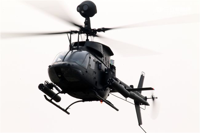 陸軍航特部OH-58D戰搜直升機搭配阿帕契直升機的「獵殺組合」，AHIP負責鎖定目標，阿帕契則從訊號得到目標發射飛彈，摧毀目標。。（記者邱榮吉/攝影）