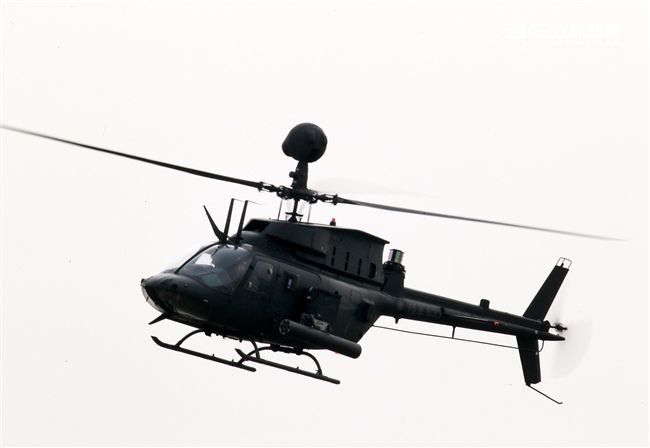 陸軍航特部OH-58D戰搜直升機搭配阿帕契直升機的「獵殺組合」，AHIP負責鎖定目標，阿帕契則從訊號得到目標發射飛彈，摧毀目標。。（記者邱榮吉/攝影）
