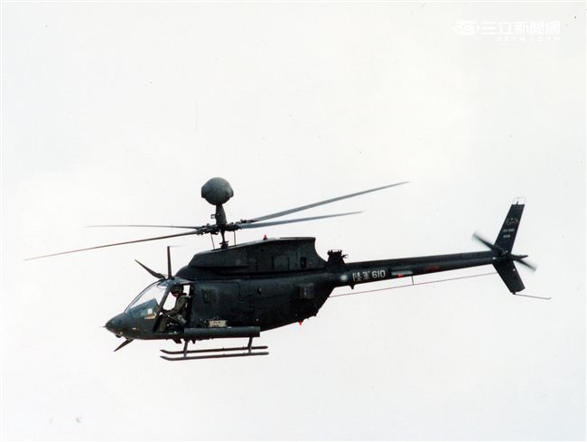 陸軍航特部OH-58D戰搜直升機搭配阿帕契直升機的「獵殺組合」，AHIP負責鎖定目標，阿帕契則從訊號得到目標發射飛彈，摧毀目標。。（記者邱榮吉/攝影）