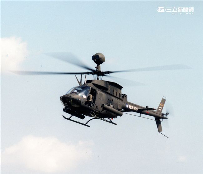 陸軍航特部OH-58D戰搜直升機搭配阿帕契直升機的「獵殺組合」，AHIP負責鎖定目標，阿帕契則從訊號得到目標發射飛彈，摧毀目標。。（記者邱榮吉/攝影）